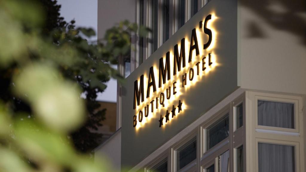 un panneau sur le côté d'un bâtiment dans l'établissement Mamma´s Boutique Hotel, à Poděbrady