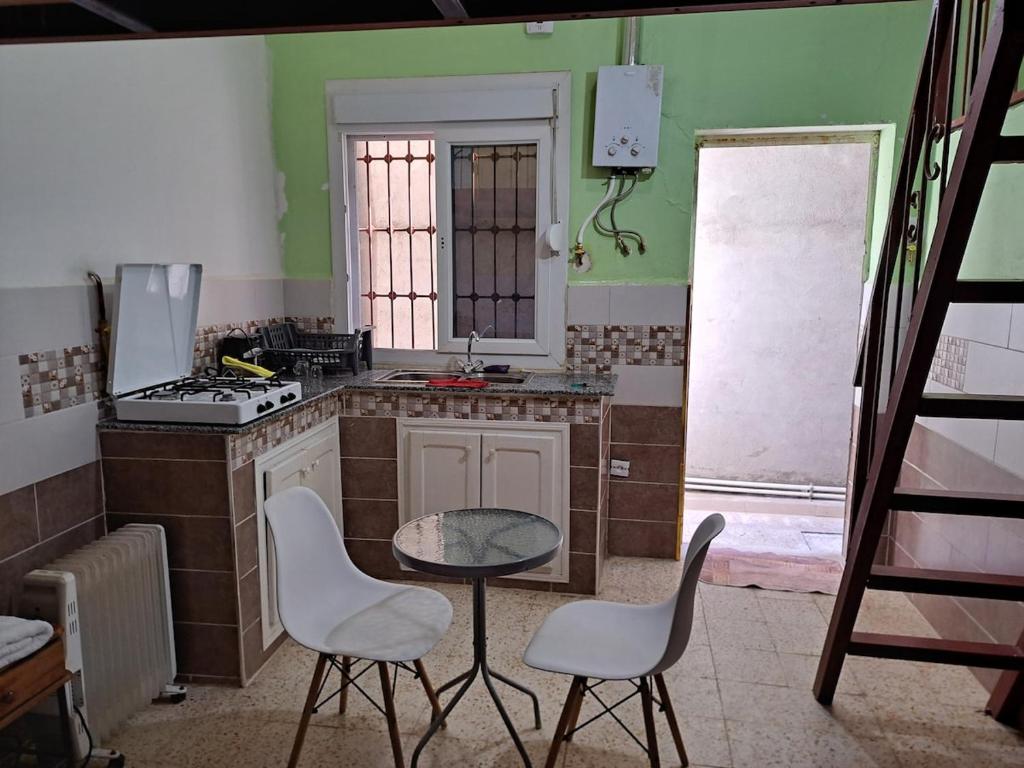 Kuchyň nebo kuchyňský kout v ubytování Studio petit chambre