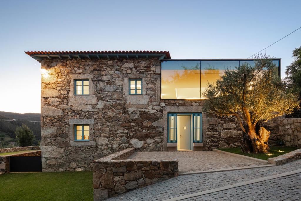 ポンテ・デ・リマにあるCapim Limão Country Houseの青い扉付石造り