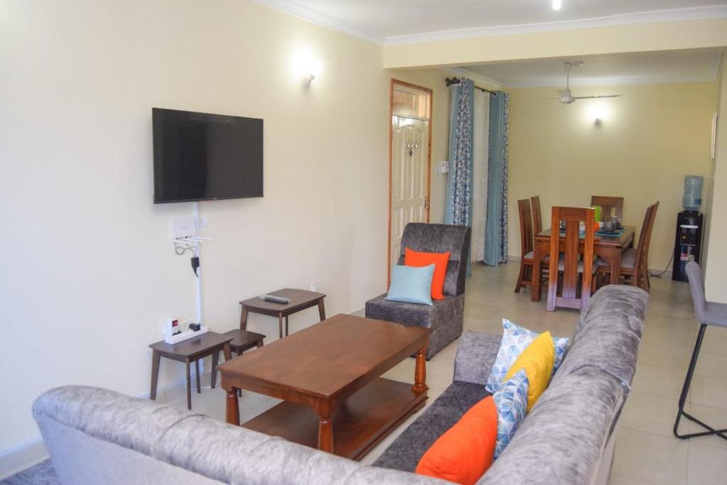 un salon avec un canapé et une table dans l'établissement MTWAPA LUXURY Posta, à Mombasa
