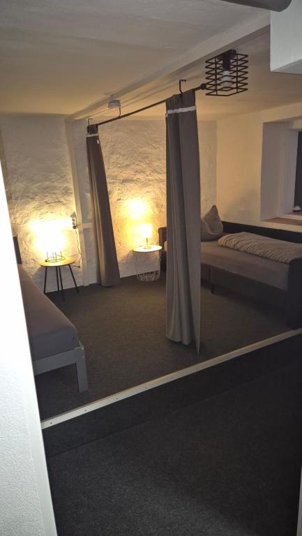 una camera con un letto e un letto e una finestra di Fridolin a Eichenbühl