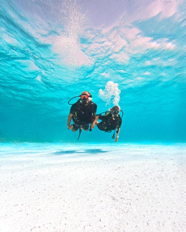 Un uomo che galleggia nell'acqua dell'oceano di Nala Maldives by Jawakara ad Atollo Lhaviyani