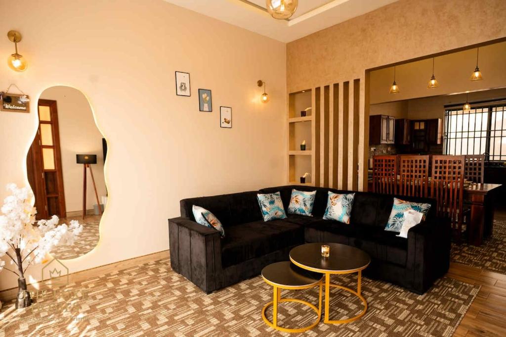 Posezení v ubytování The Luxe Homes 3BR Luxury Stay