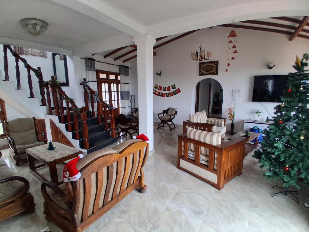een woonkamer met een kerstboom in de hoek bij Ferienwohnung mit 3 Schlafzimmern und Traumblick in Bandarawela