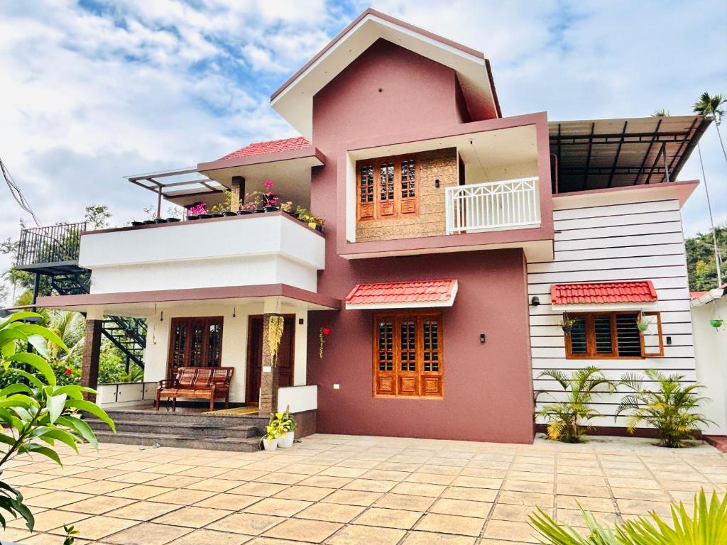 Casa rosa y blanca con patio en tanis homestay, en Jāmb