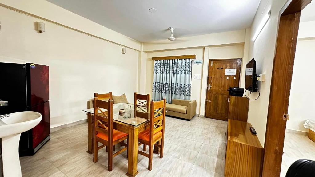 库克斯巴扎Samudra Bari的客房设有桌椅和浴室。