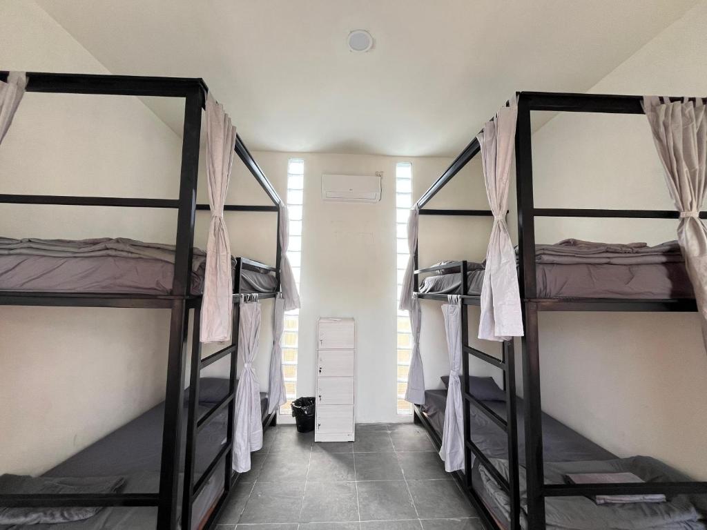 Giường trong phòng chung tại Wavez Lombok Hostel