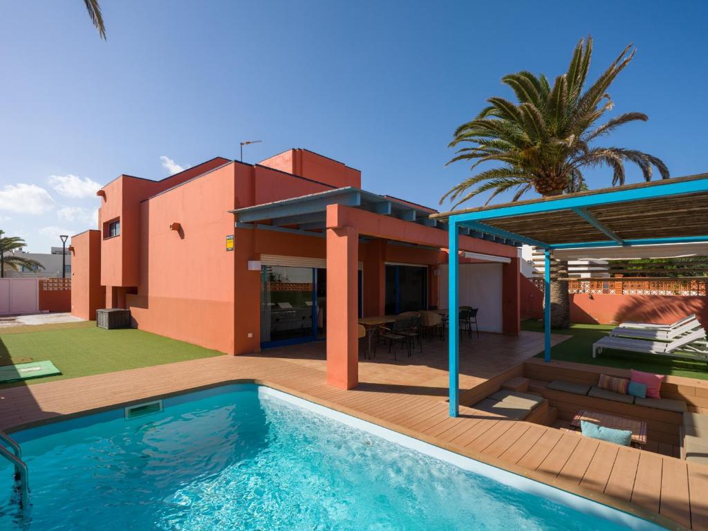 een huis met een zwembad voor een huis bij Long Beach By CanariasGetaway in Corralejo