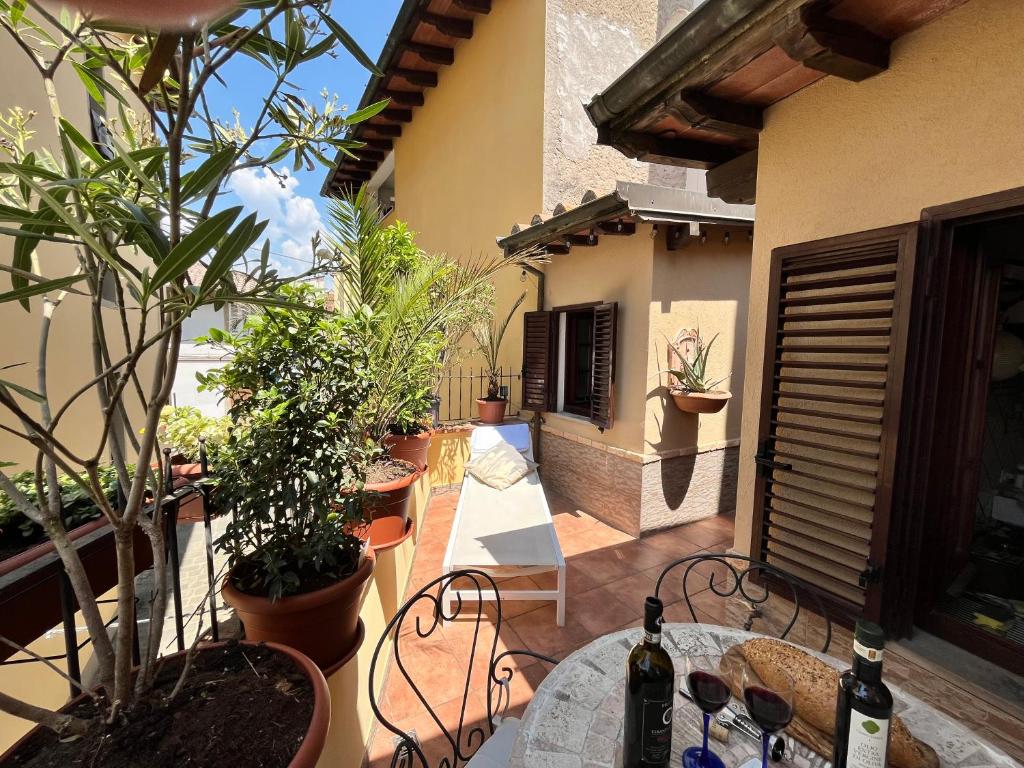 a balcony with a table and chairs and plants at Gorgeous sunlit townhouse with terrace in medieval Pescia, Tuscany in Pescia