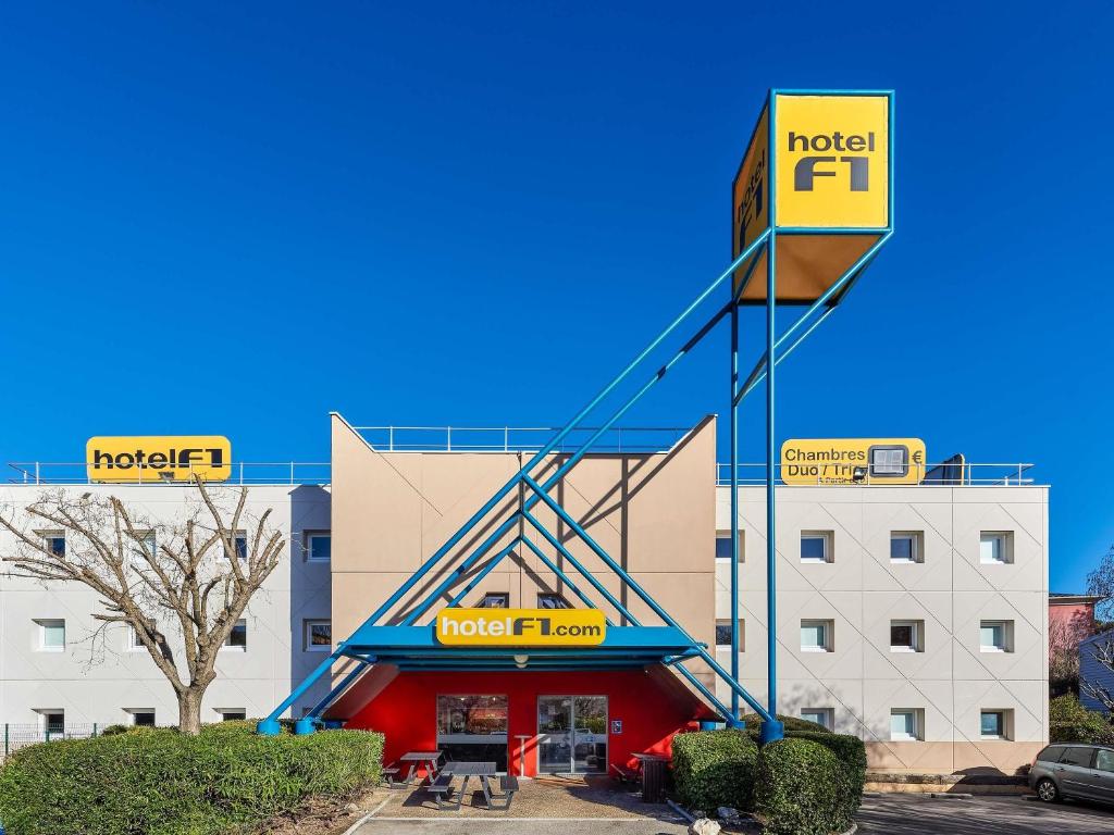 瓦讷hotel F1 Vannes的建筑前方标有标志的酒店前方