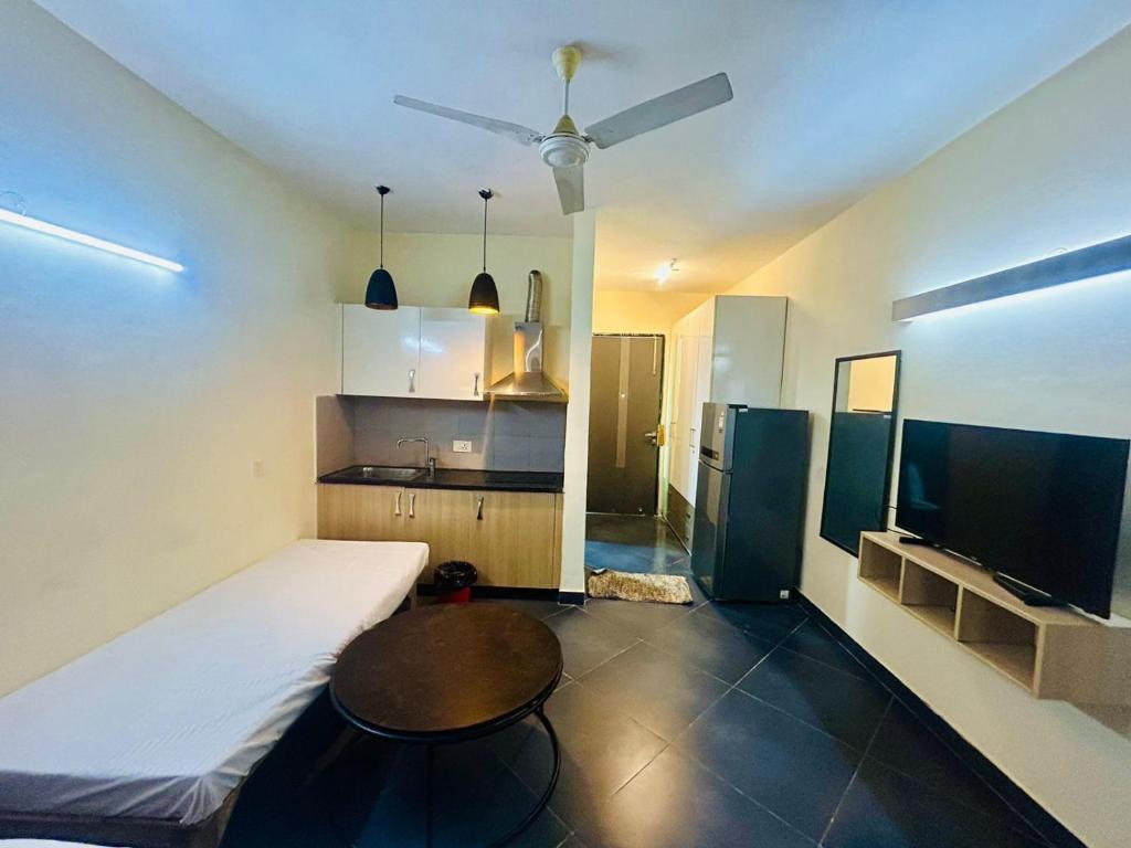 En eller flere senge i et værelse på Samriddhi Studio Apartment