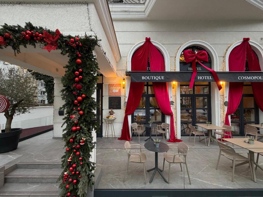 uma vitrine com decorações de Natal em um shopping em Cosmopolita Boutique Hotel em Timişoara