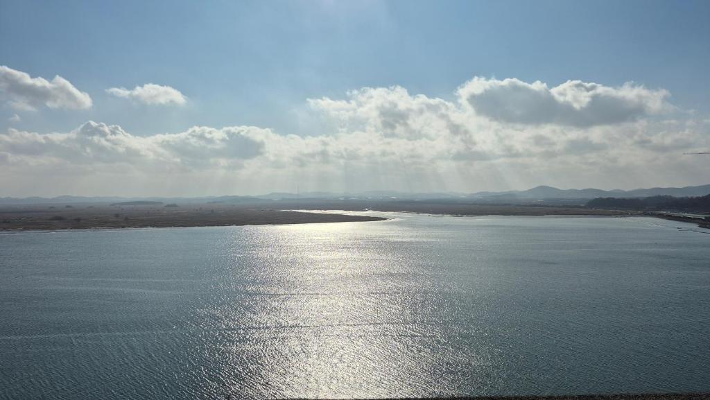 una vista de un gran cuerpo de agua en West Ocean View of Nick's home, en Toran-mal