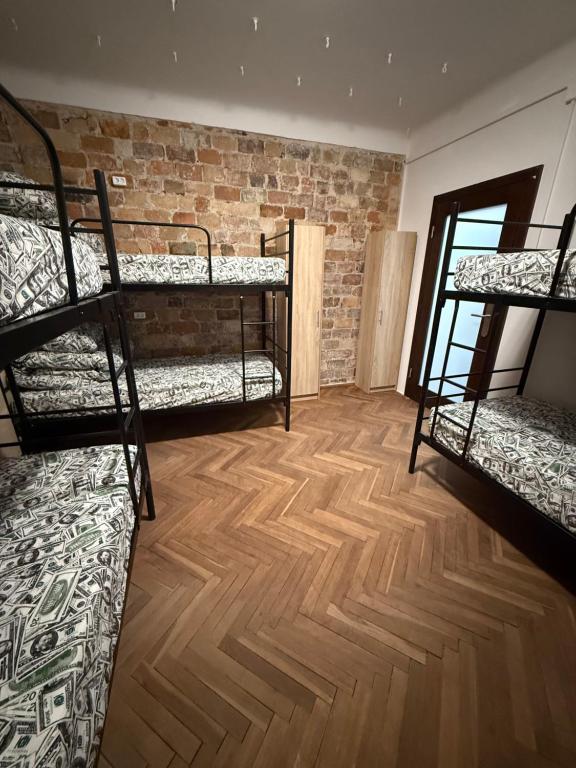 En eller flere senge i et værelse på Hostel PULSE