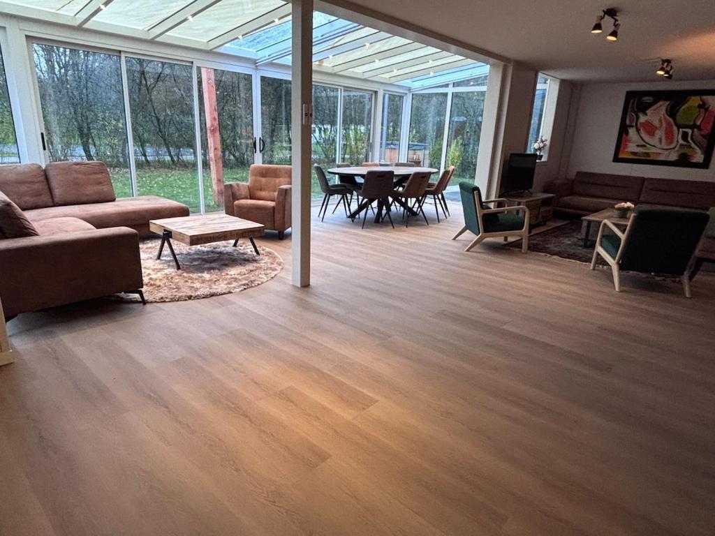 Et opholdsområde på Villa Juni - New spacious villa with hottub