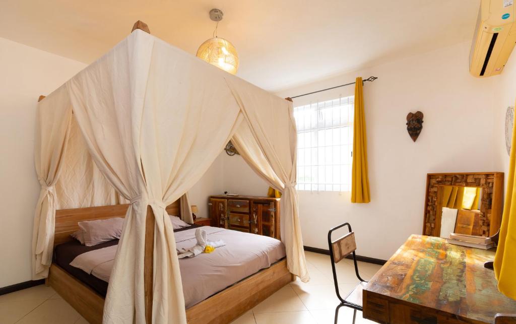 Una cama o camas en una habitación de Seven Cocos House