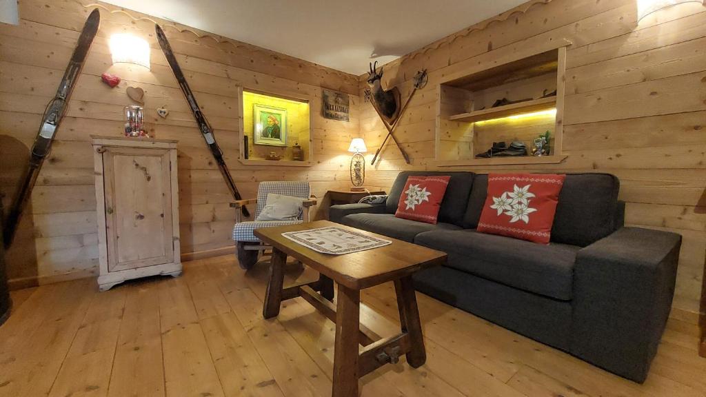 Maison Glarey Courmayeur CIR VdA 0023 في كورمايور: غرفة معيشة بها أريكة وطاولة