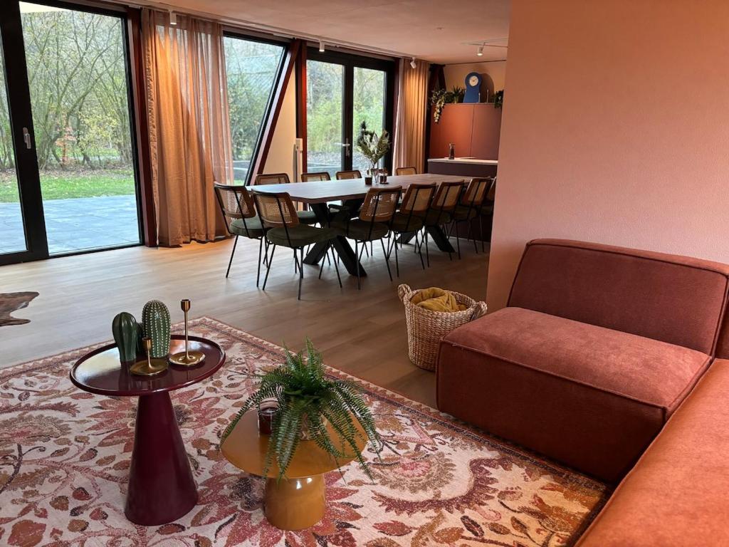 Posezení v ubytování Villa Roos - new cozy location with hottub