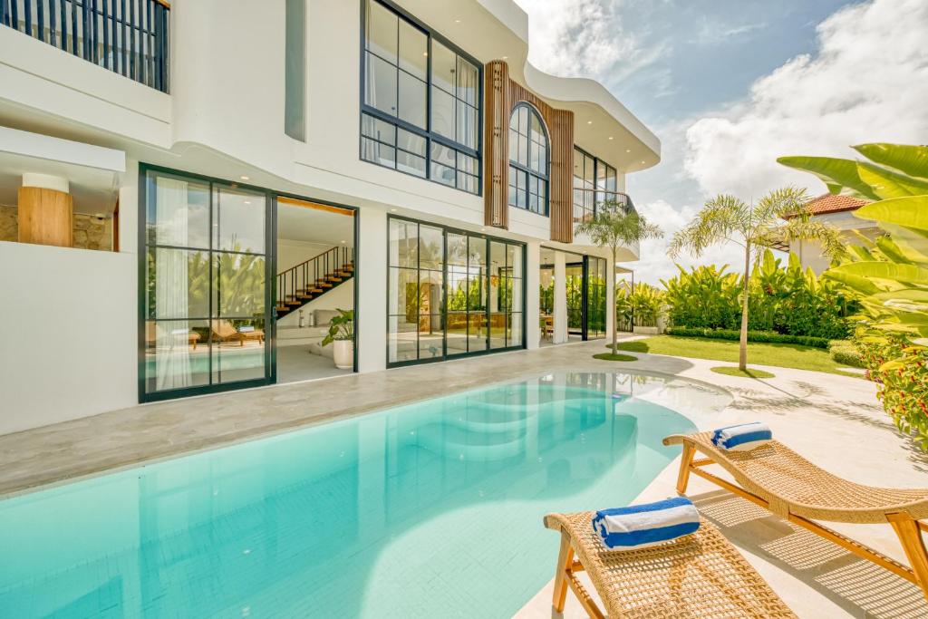 an exterior view of a house with a swimming pool at Senada Garden in Uluwatu