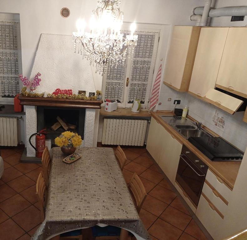 Il dispose d'une cuisine avec une cheminée et un lustre. dans l'établissement EMY & LU CASA VACANZE CITTA' ALTA Centro Storico, à Bergame