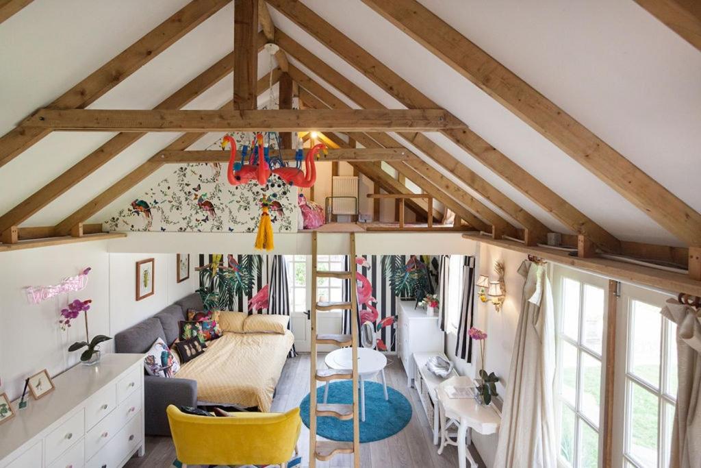 un soggiorno con un divano e un tavolo di Tiny House in Wonderland a Henfield