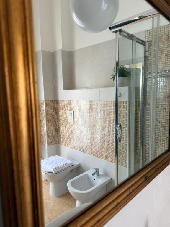 ein Badezimmer mit Toilette und Waschbecken in der Unterkunft Rooms hub Portarotese in Salerno