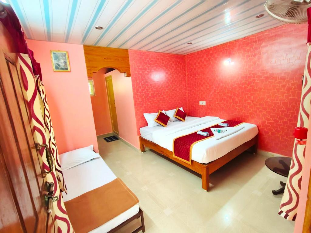 Кровать или кровати в номере Rising Surya Homestay