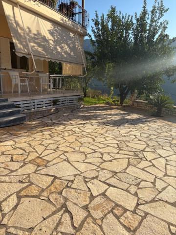 a house with a stone patio with a balcony at Reposo 