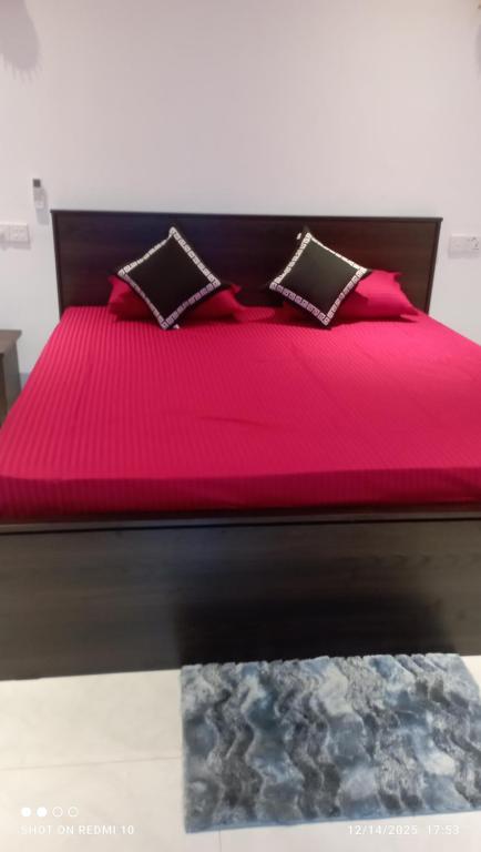 Una cama roja con sábanas rojas y almohadas. en Blue Sky Villa 02 Ahangama, en Ahangama
