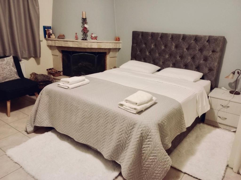 a bedroom with a bed with two towels on it at Filoxenia in Choudetsi