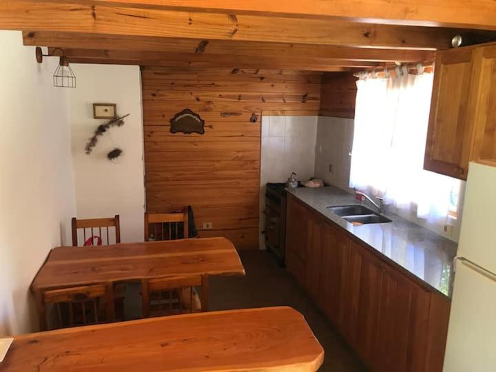 una cucina con un tavolo e un piano di lavoro di Solo42 a Villa Lago Meliquina