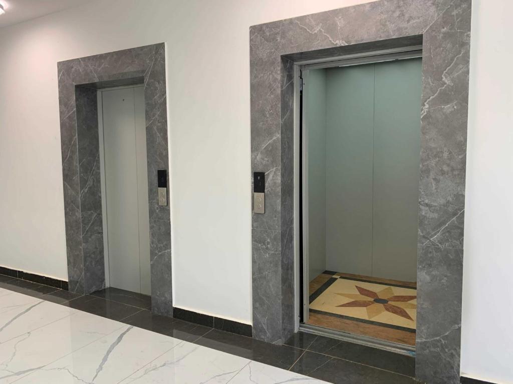 een hal met twee deuren en een spiegel bij Haven Place 254 in Nairobi