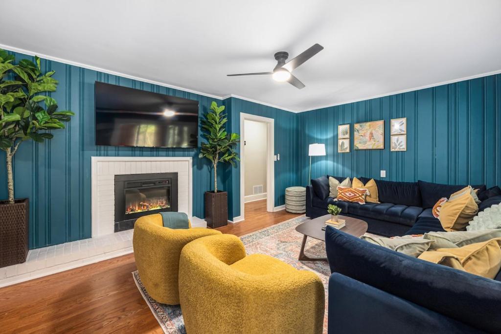 Khu vực ghế ngồi tại 5 BR 3 BA Pool HotTub Fire pit 10 min downtown CLT