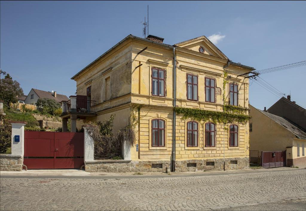 una casa vieja al lado de una calle en apartmán Port Arthur, en Manětín