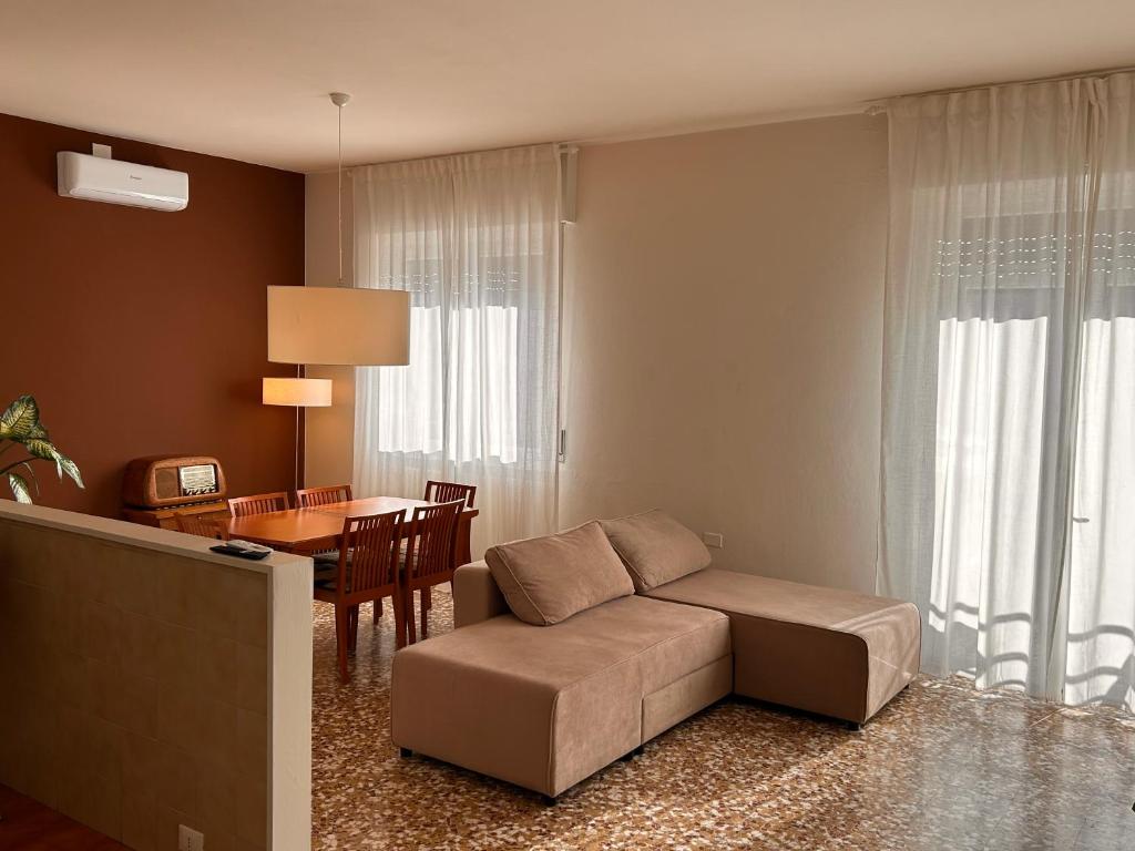 een woonkamer met een bank en een tafel bij Top Stay Retrò in Costa Volpino