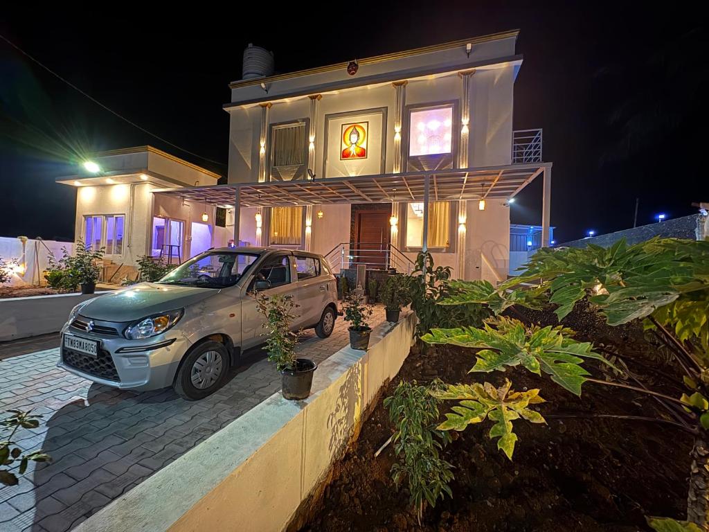 un coche aparcado delante de una casa por la noche en Yelagiris Honey Stay, en Yelagiri