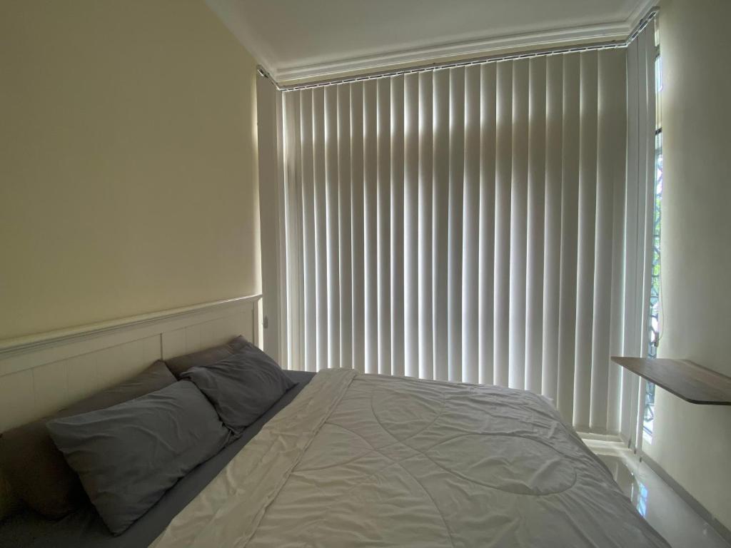 Een bed of bedden in een kamer bij Omah Sulaem Homestay