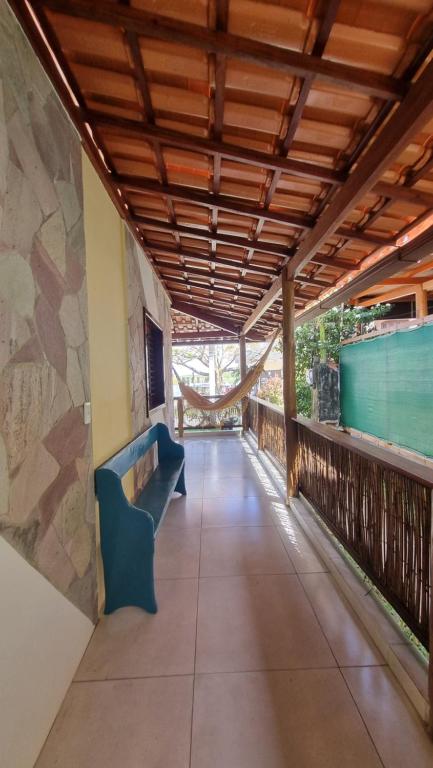 een balkon met een bank en een houten plafond bij Flor de Lótus - Vista ao mar in Ilha de Boipeba