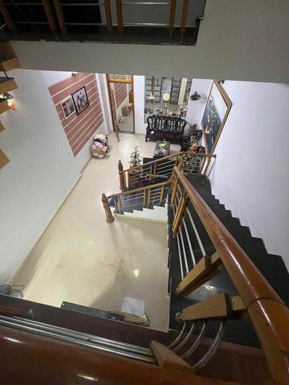 eine Draufsicht auf eine Treppe in einem Haus in der Unterkunft Tan Home Deluxe in Kon Rung (1)