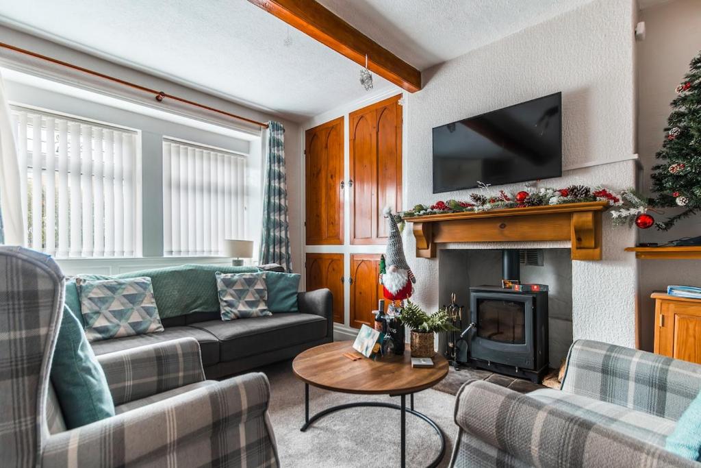 Et opholdsområde på Haworth Stone Cottage with Log Burner and Valley Views