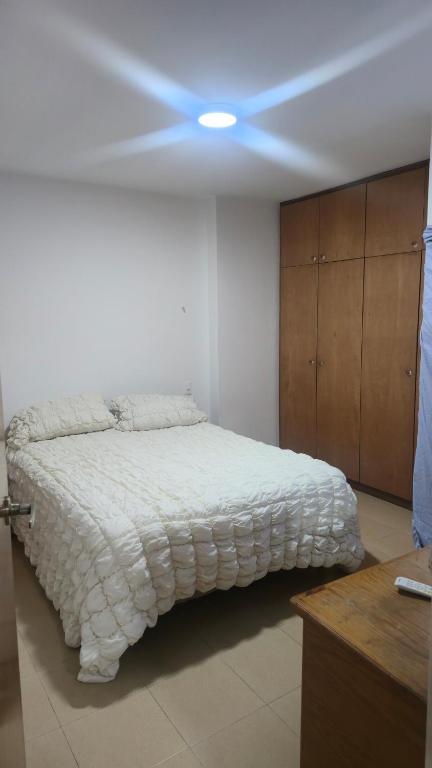 En eller flere senge i et værelse på Comfortable and Excellent Location