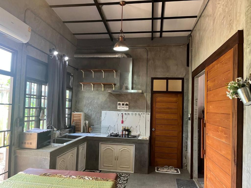 Køkken eller tekøkken på Wongtawan House with comfortable relaxing time