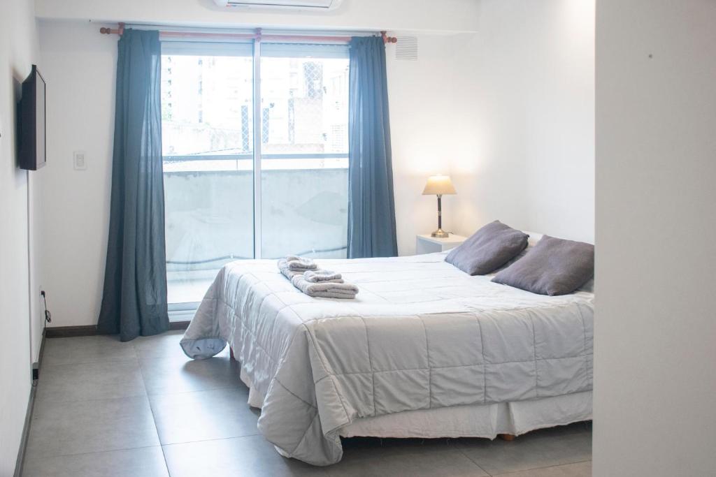 En eller flere senge i et værelse på Dorrego House