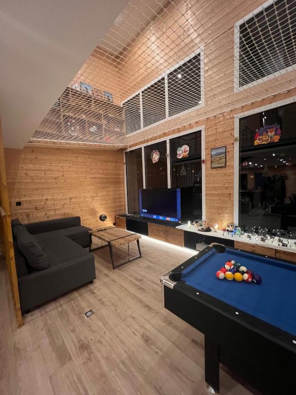 a living room with a pool table and a bar at Loft-chalet 12 pers - Billiards - Cinéma - 10 min ski in La Cabanasse
