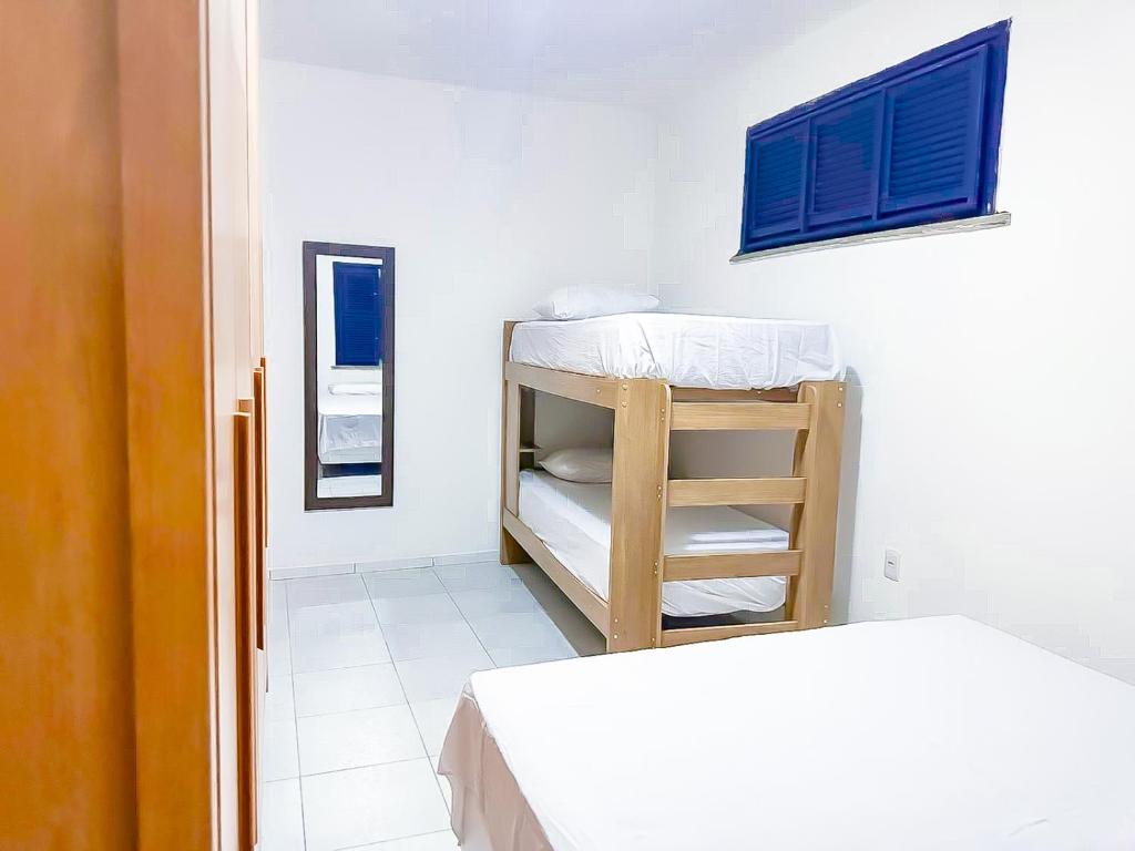 ein kleines Zimmer mit 2 Etagenbetten und einem Fenster in der Unterkunft Casa da Vó Rita - praia do Cumbuco in Caucaia