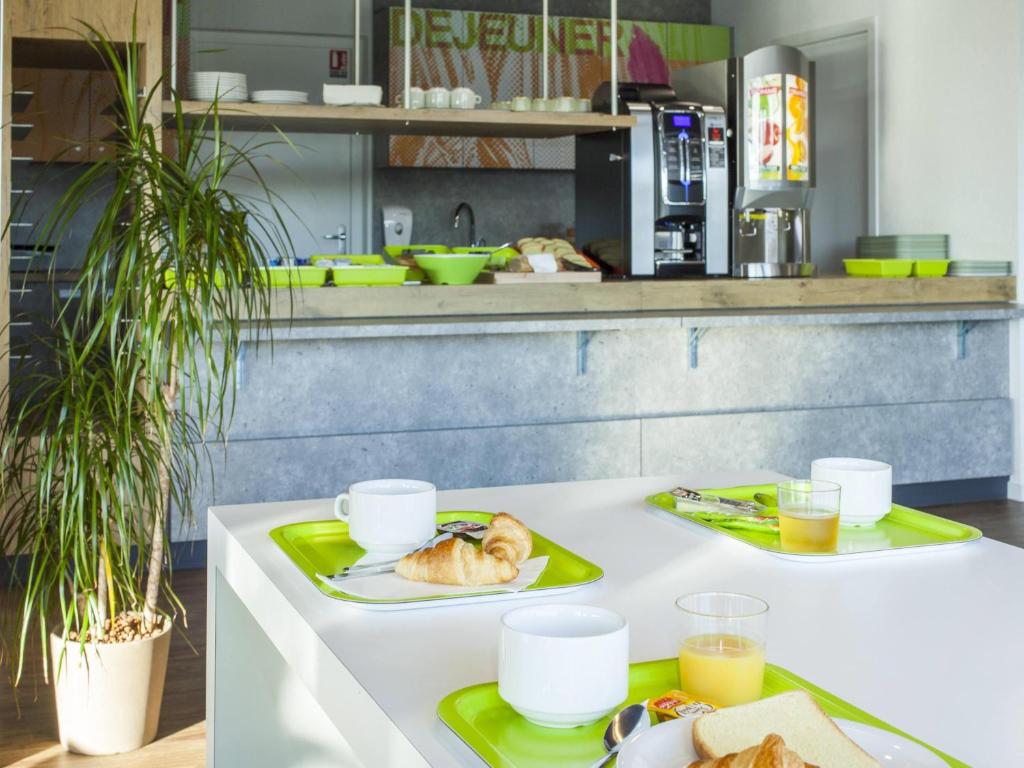Una mesa con dos platos de comida encima. en ibis budget Bordeaux Est Lormont, en Lormont