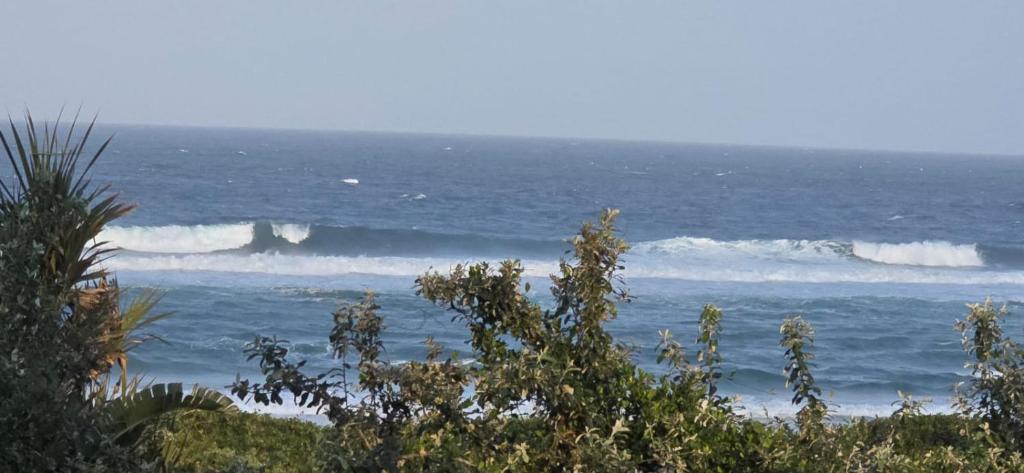 een uitzicht op de oceaan met golven bij Albatros 106 in Amanzimtoti