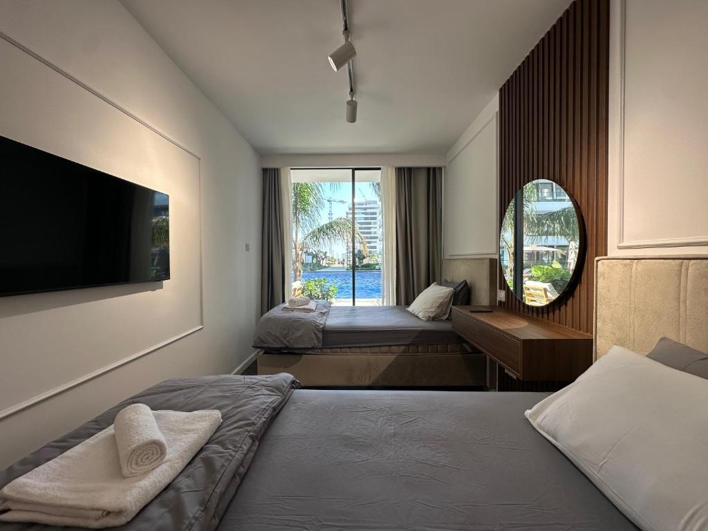 Giường trong phòng chung tại Grand Sapphire Luxury Residences 5 by MyGuest Cyprus