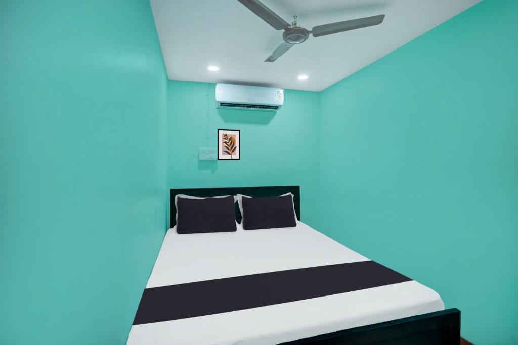 Rúm í herbergi á Super Hotel O Grill Inn