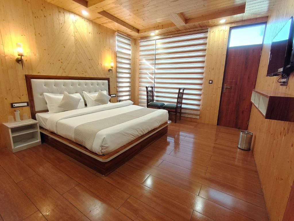 Un pat sau paturi într-o cameră la Chaitnya Homes Kasauli